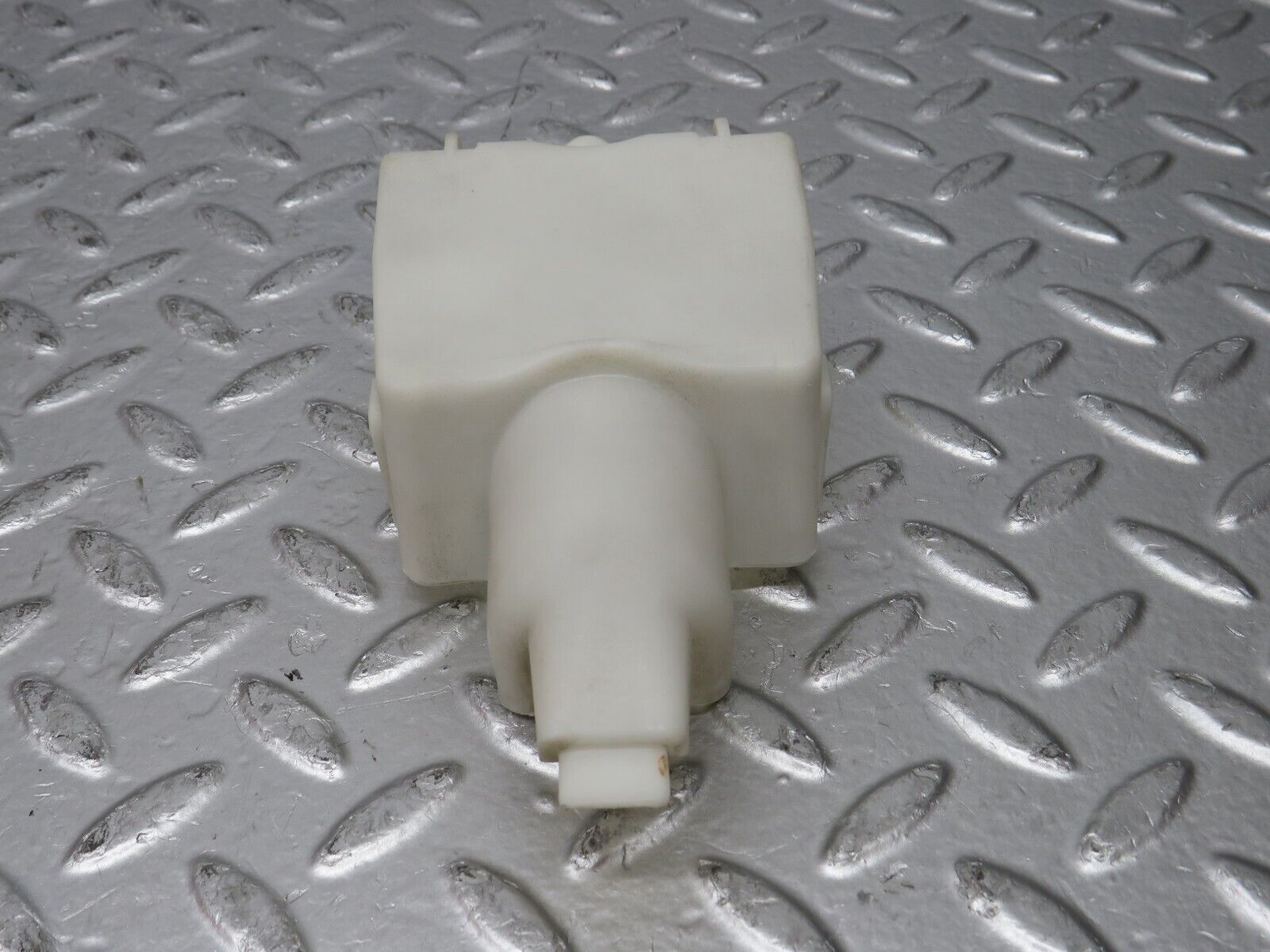 31222 Mercedes-Benz S124 220TE Rear Door Lock Vacuum Actuator Cover 1248050590