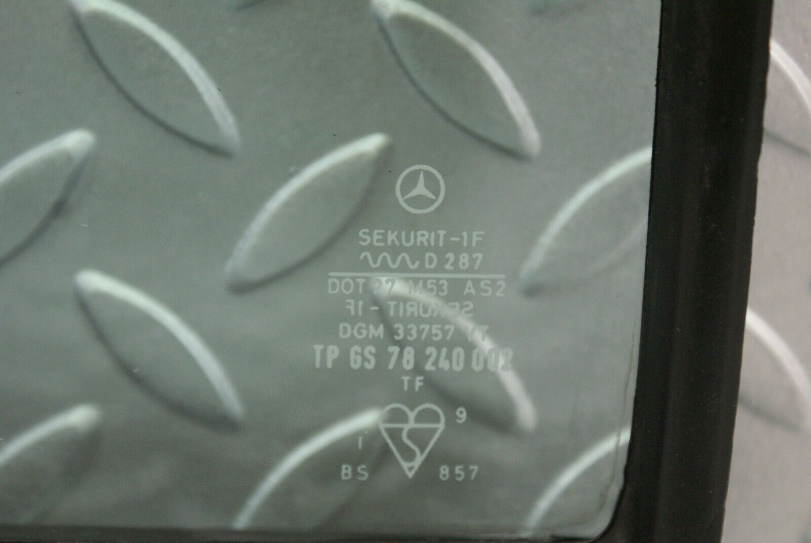 2661 Mercedes-Benz W116 350SE Rear Right Quarter Glass