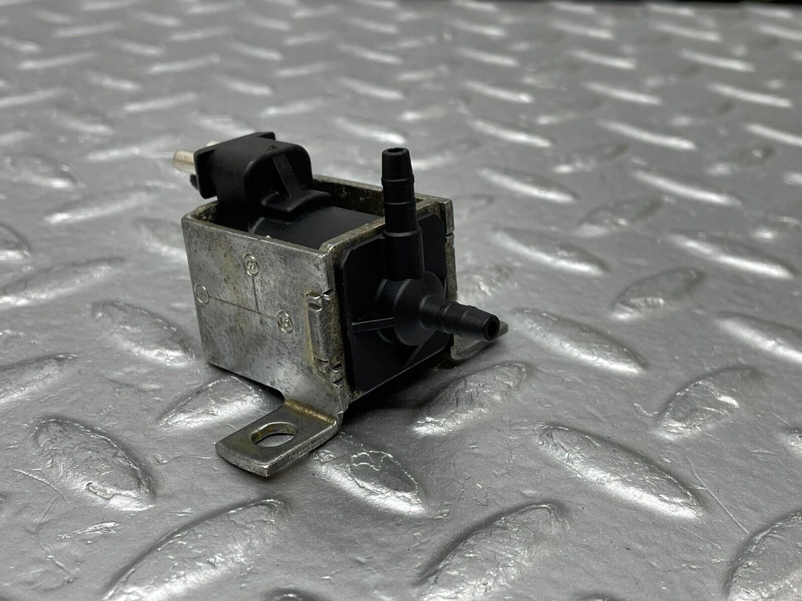 37965 Mercedes-Benz A124 320E Cabriolet Vacuum Control Valve 0015408697