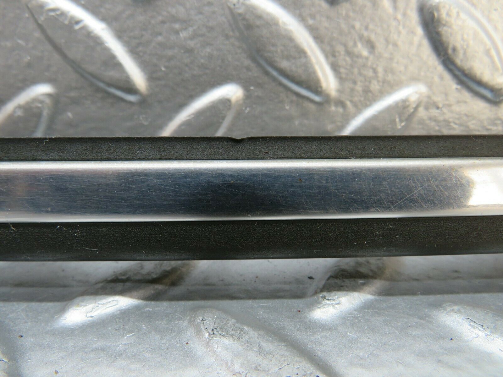 24007 Mercedes-Benz W123 280E Front Left Fender Wing Centre Moulding Trim