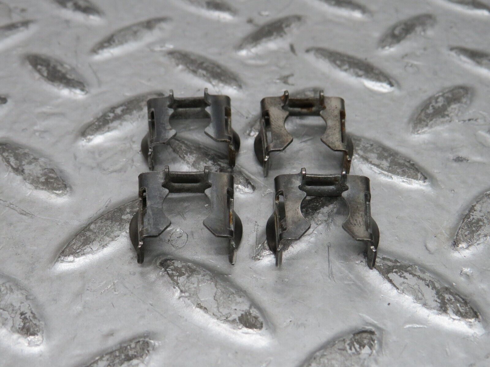 29172 Mercedes-Benz C124 320CE Coupe Fuel Injector Bracket Holder Set