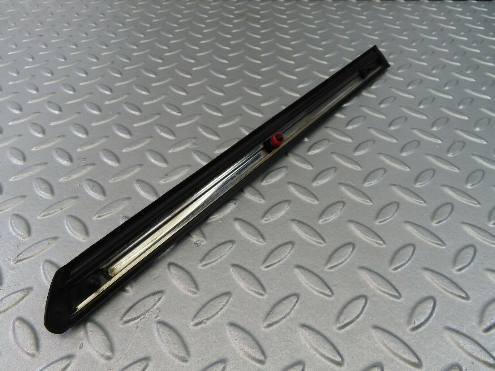 7263 Mercedes-Benz W116 450SE Front Left Fender Wing Centre Chrome Trim