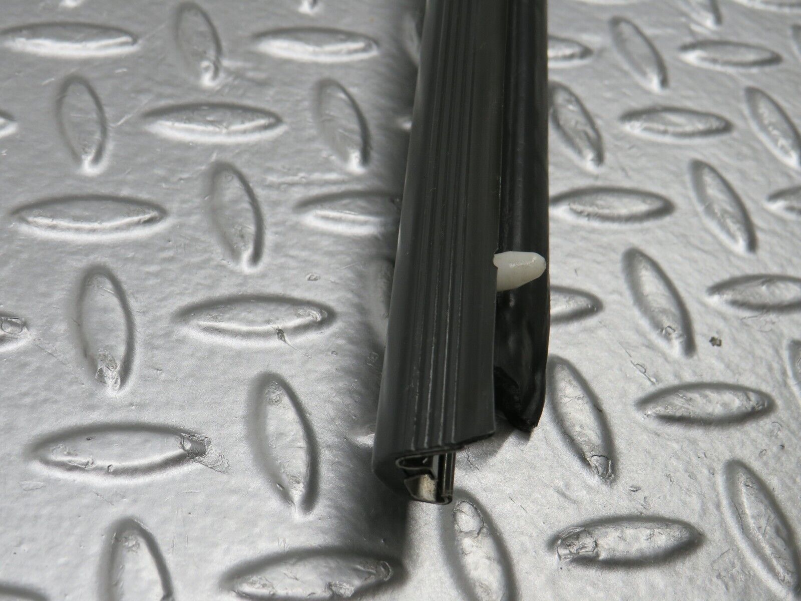 32590 Mercedes-Benz S124 300TE Wagon Door Lower Sealing Rubber Trim Right