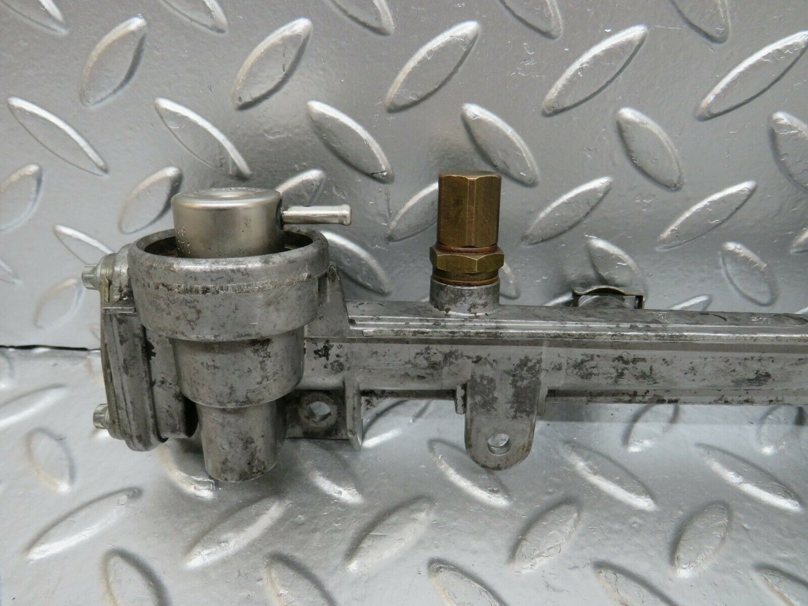 24414 Mercedes-Benz S124 220TE Wagon Fuel Injector Rail 1110780745