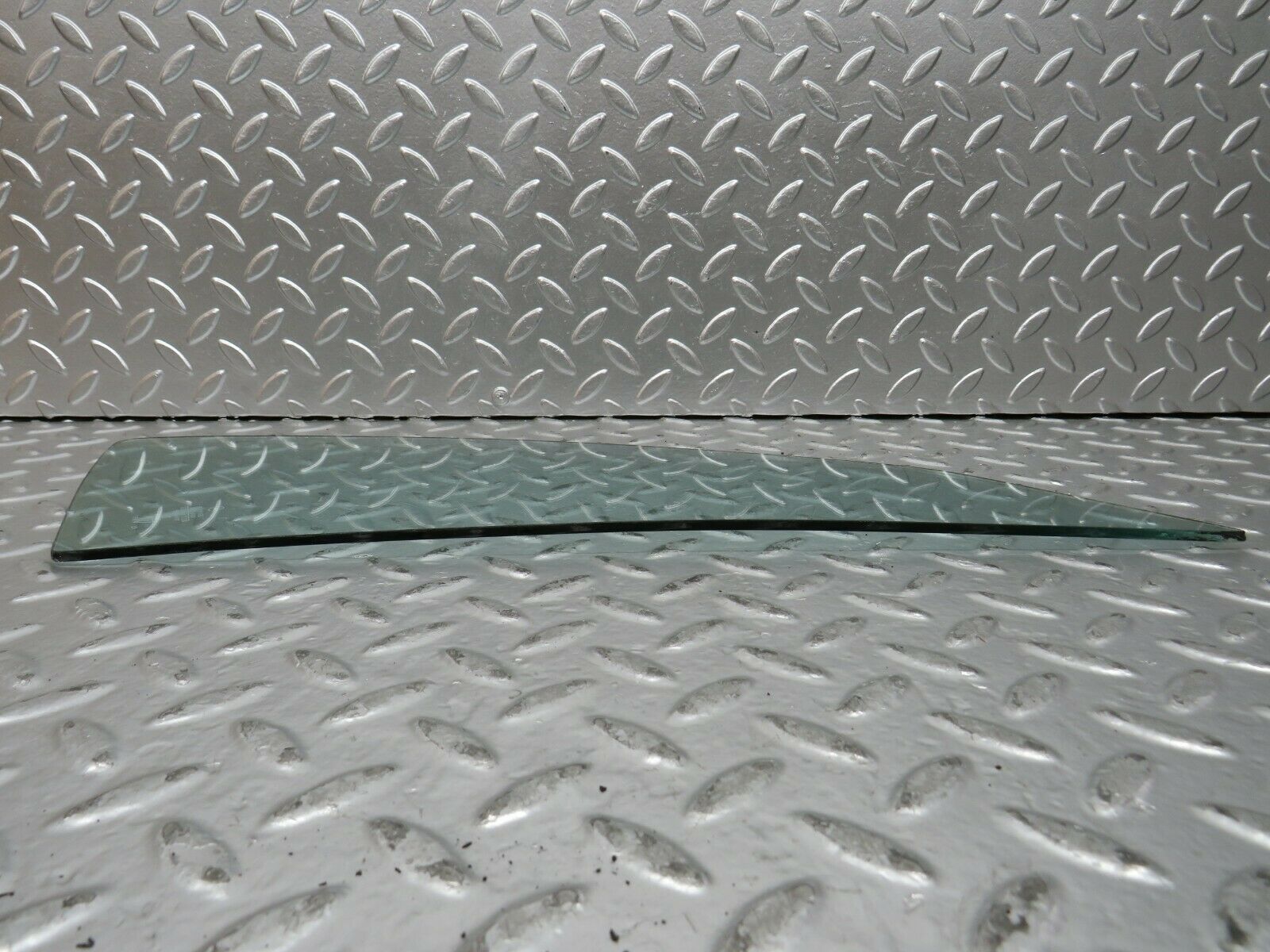 23750 Mercedes-Benz C107 450SLC Coupe Rear Right Quarter Window Glass