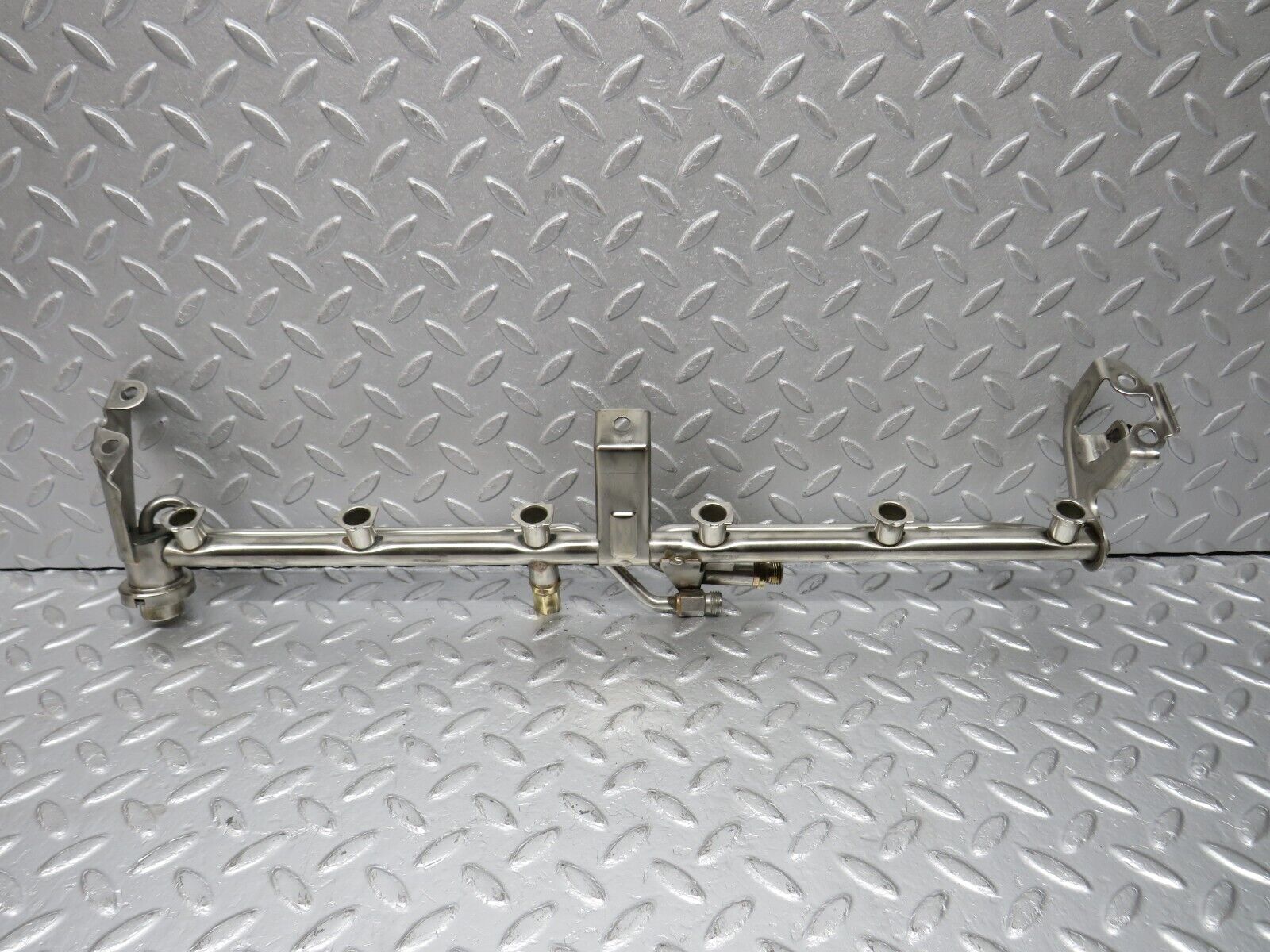 39441 Mercedes-Benz R129 320SL Coupe Fuel Injector Rail With Fuel Pressure Regulator 1040701395