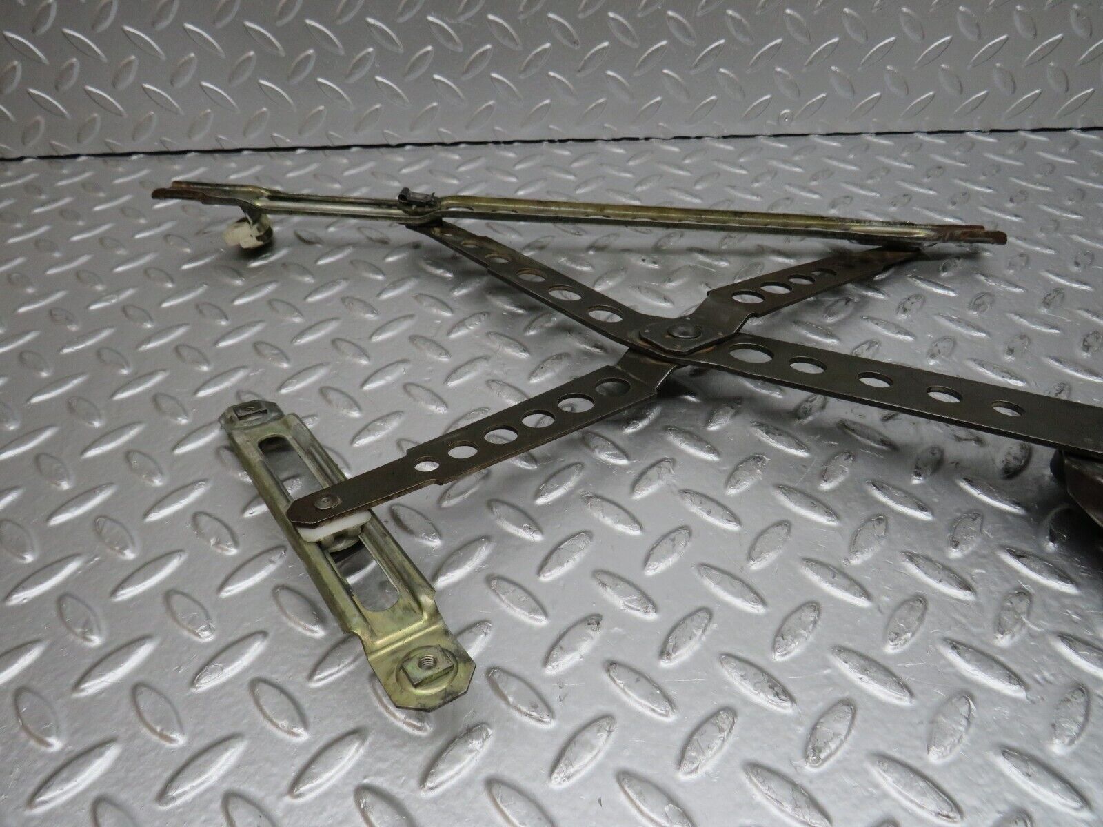 31139 Mercedes-Benz W123 200D Front Right Manual Window Regulator 1237200446