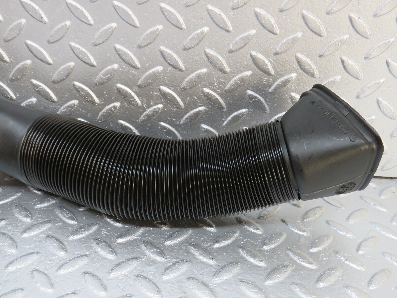 33584 Mercedes-Benz W201 190E 2.0L Air Duct Pipe Hose Right 2018311846 2018311646