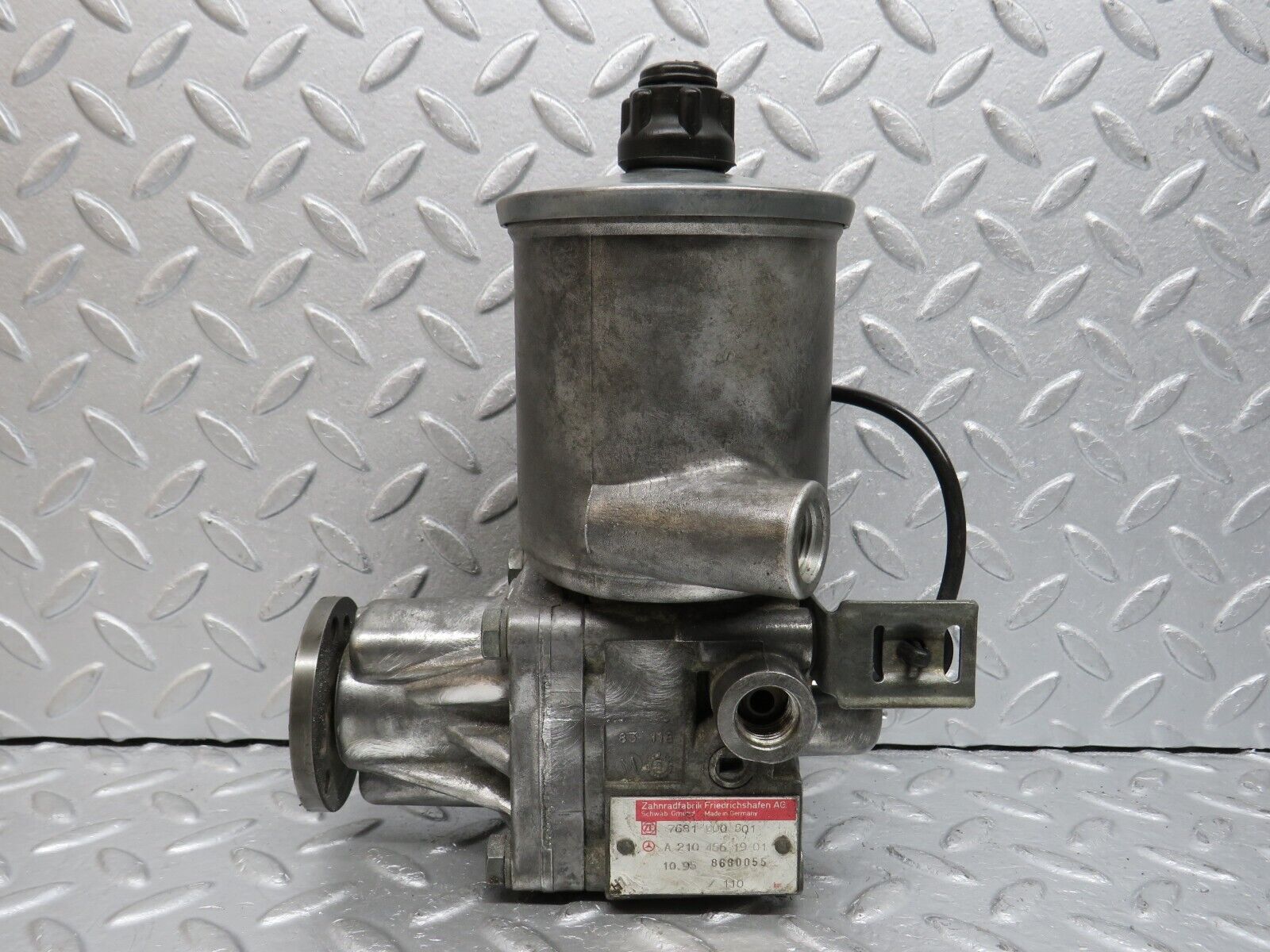 39671 Mercedes-Benz R129 320SL Coupe Power Steering Pump 2104661901 7681900501