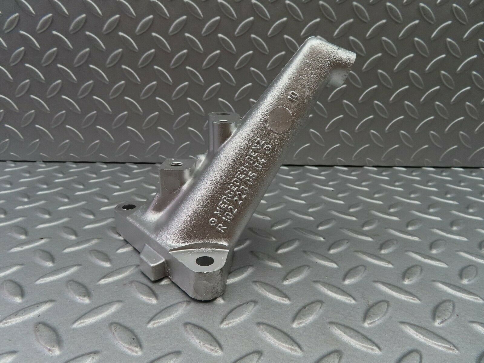 5952 Mercedes-Benz W123 200 Engine Mount Bracket Left Side 1022230504