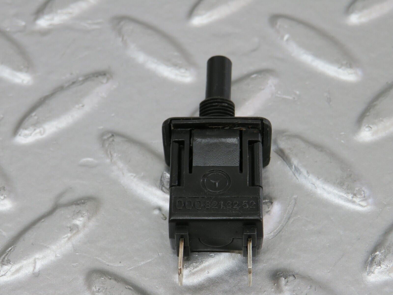 25526 Mercedes-Benz W123 200 Glove Box Light Switch 0008213252