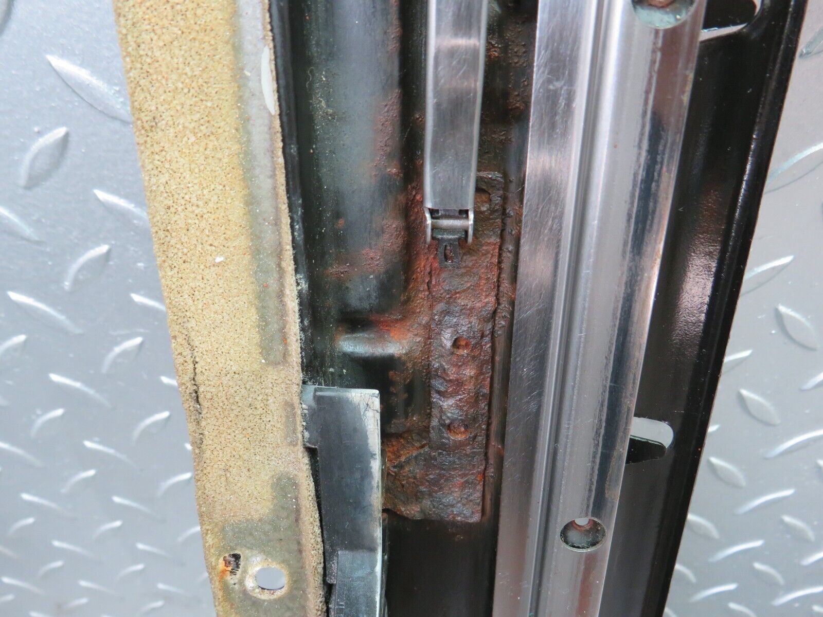 36196 Mercedes-Benz W126 420SE Power Sunroof Frame