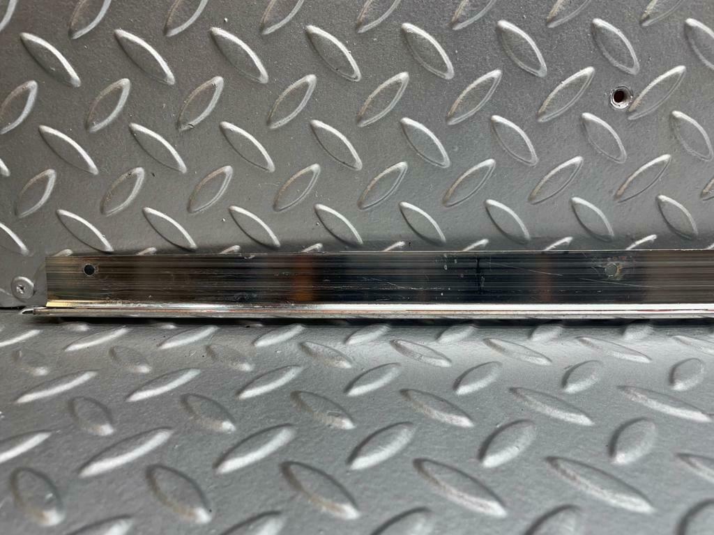 0037 Mercedes-Benz W116 Roof Chrome Trim Middle