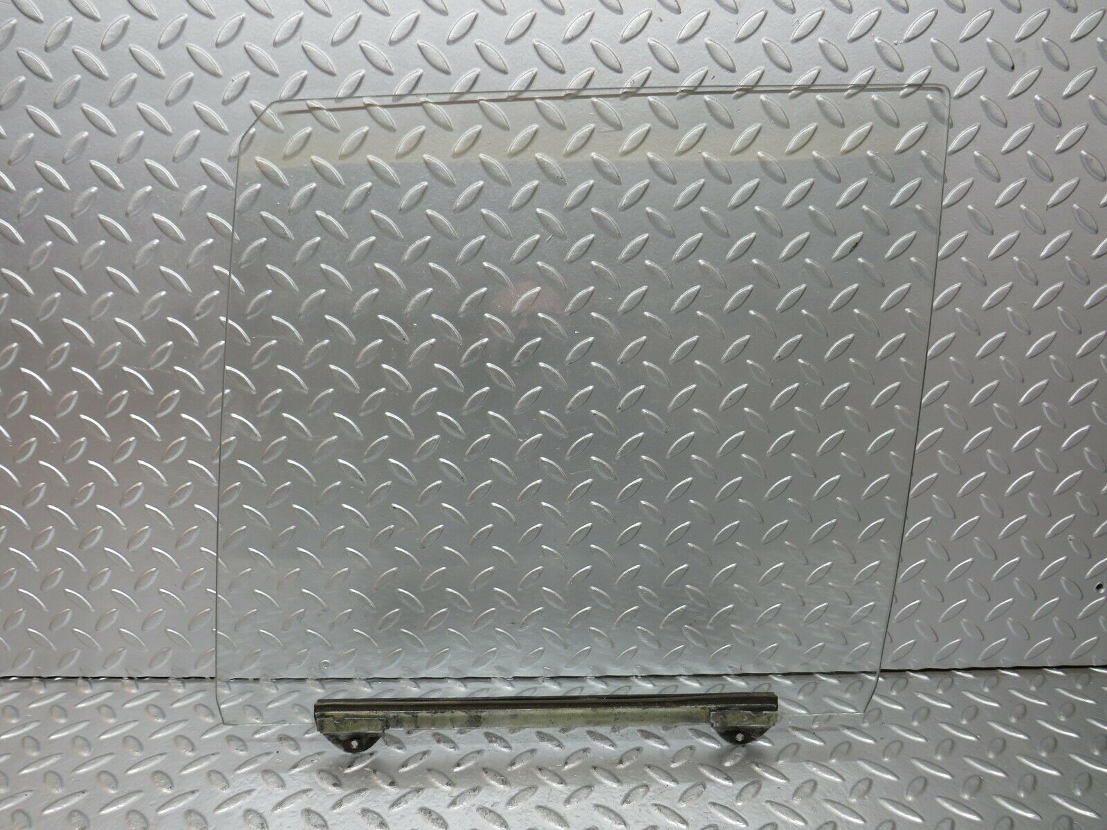 23652 Mercedes-Benz W114 280E Front Left Door Window Glass