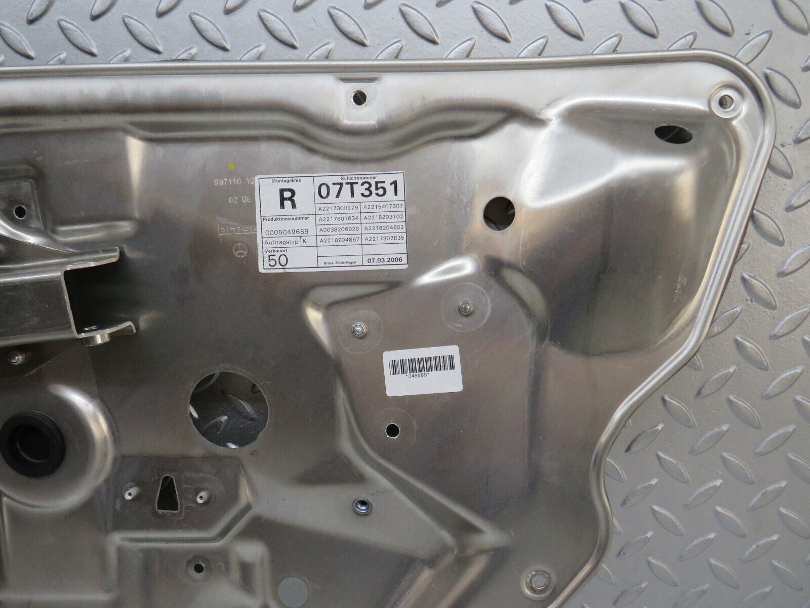 35106 Mercedes-Benz W221 Rear Right Window Regulator Support Panel