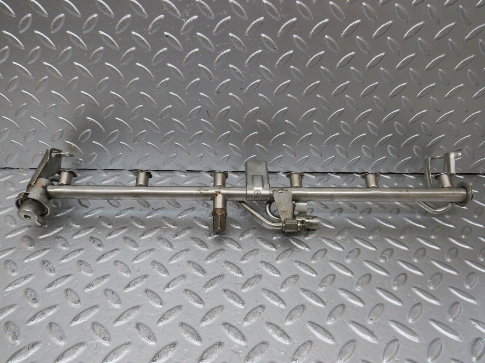 25792 Mercedes-Benz W124 280E Fuel Injection Rail 0000781589