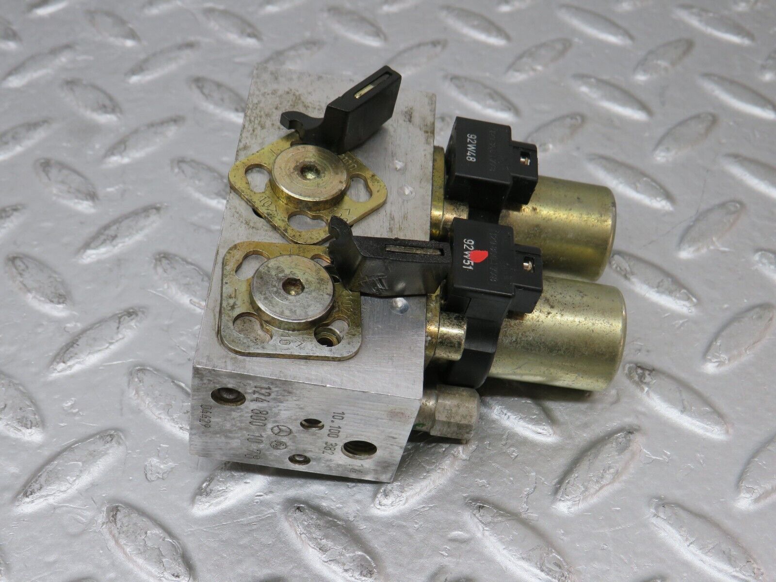 37988 Mercedes-Benz A124 320E Cabriolet Rear Headrest Roll Bar Hydraulic Valve Block 1248001078