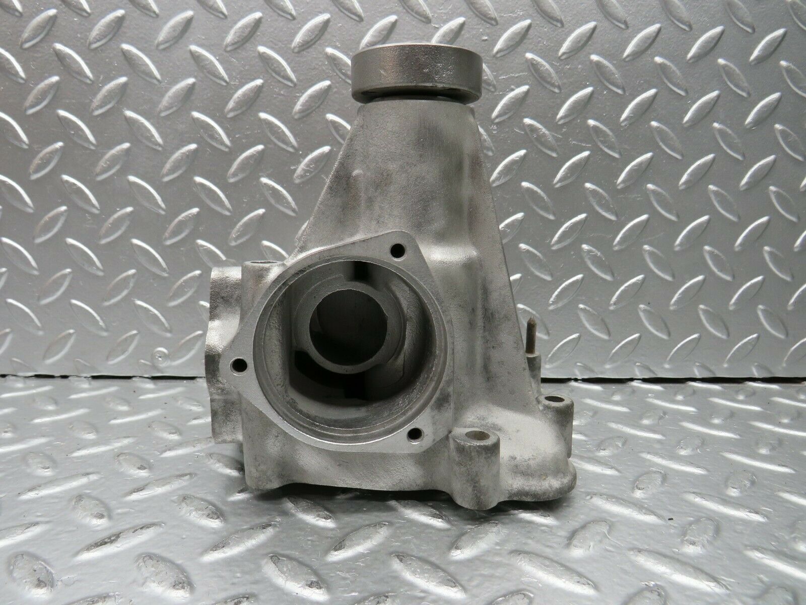 22679 Mercedes-Benz C107 450SLC Coupe Water Pump 1172010201