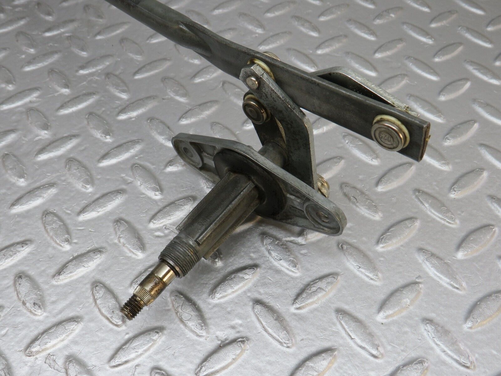 37544 Mercedes-Benz W109 300SEL Windscreen Wiper Linkage