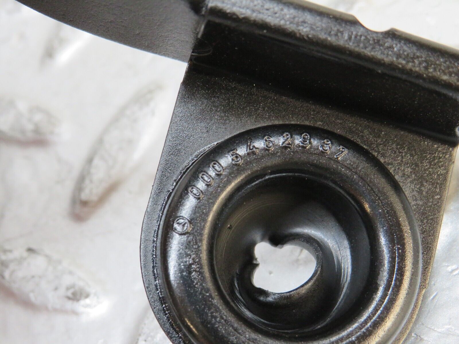 28126 Mercedes-Benz W123 280E Wire Cable Bracket 0005462937