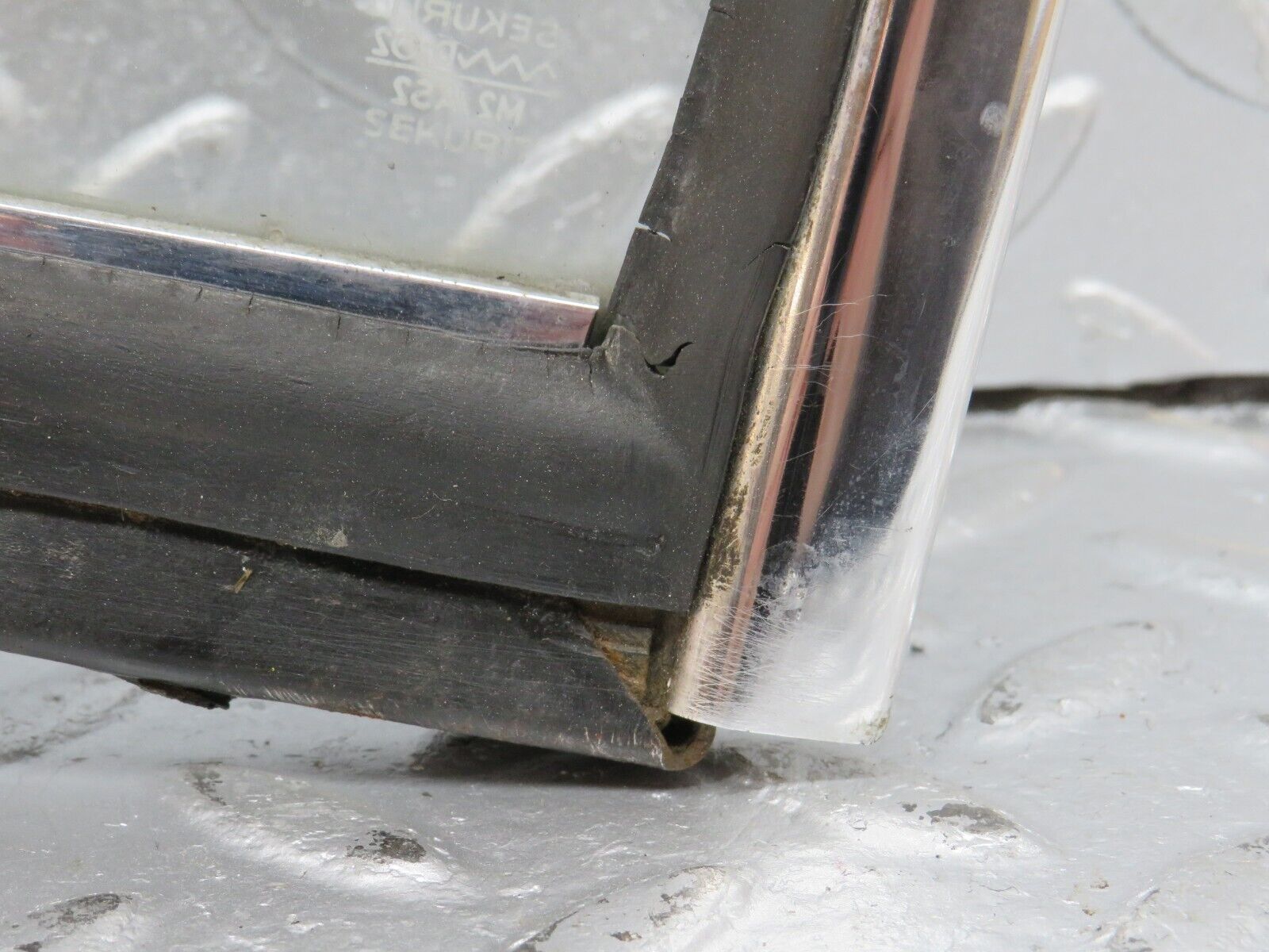 40500 Mercedes-Benz W110 230 Front Right Quarter Window