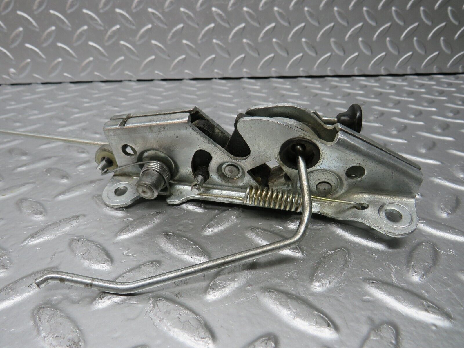 31409 Mercedes-Benz S124 220TE Wagon Rear Left Seat Bench Locking Mechanism