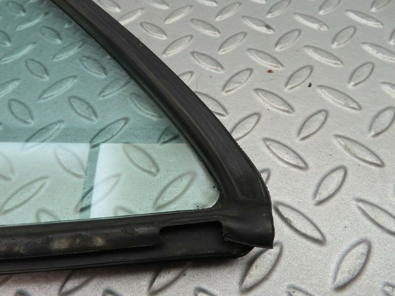 5709 Mercedes-Benz W123 200 Rear Left Quarter Window