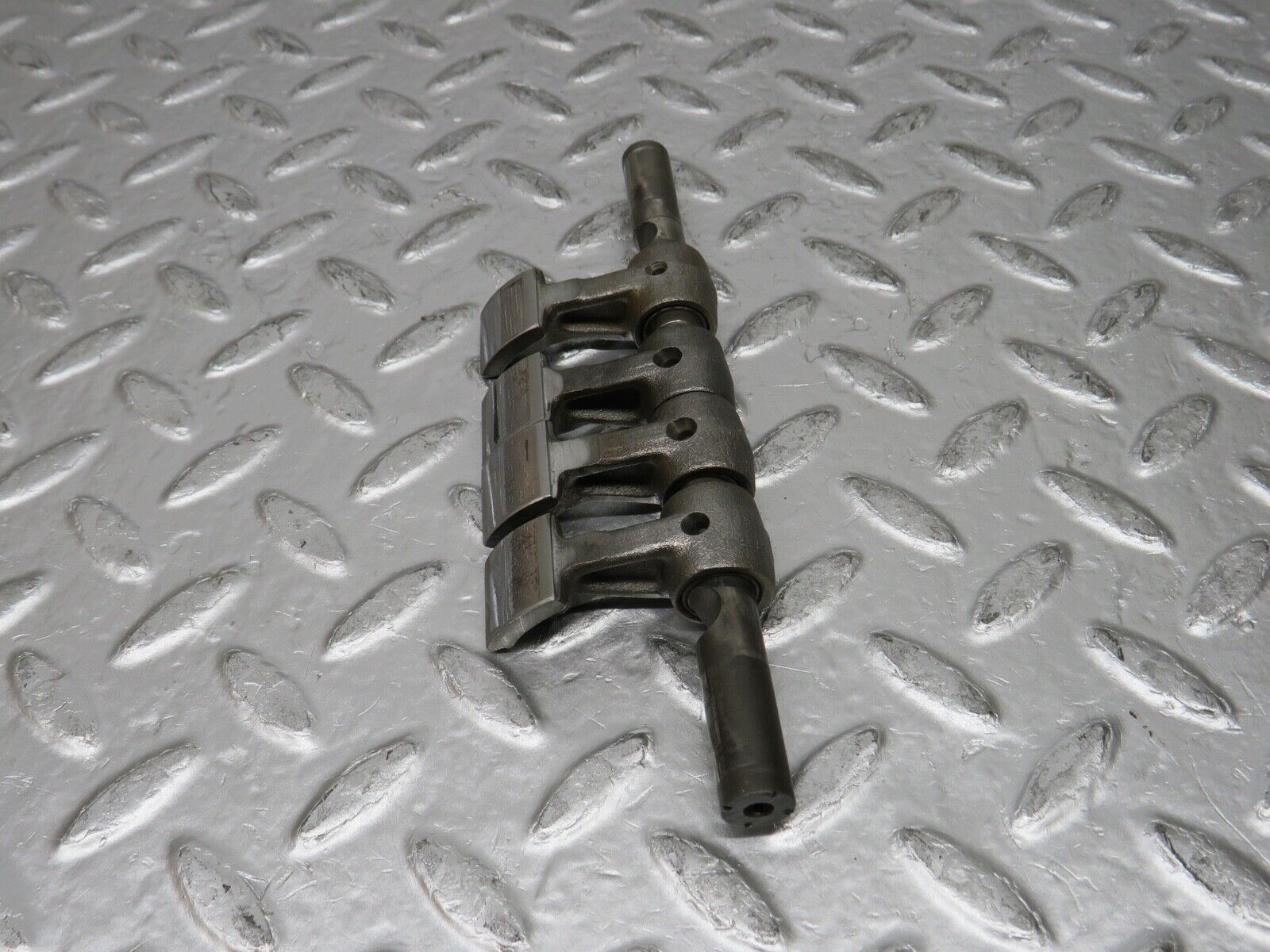 0362 Mercedes-Benz W123 220D Camshaft Rocker Arm With Shaft