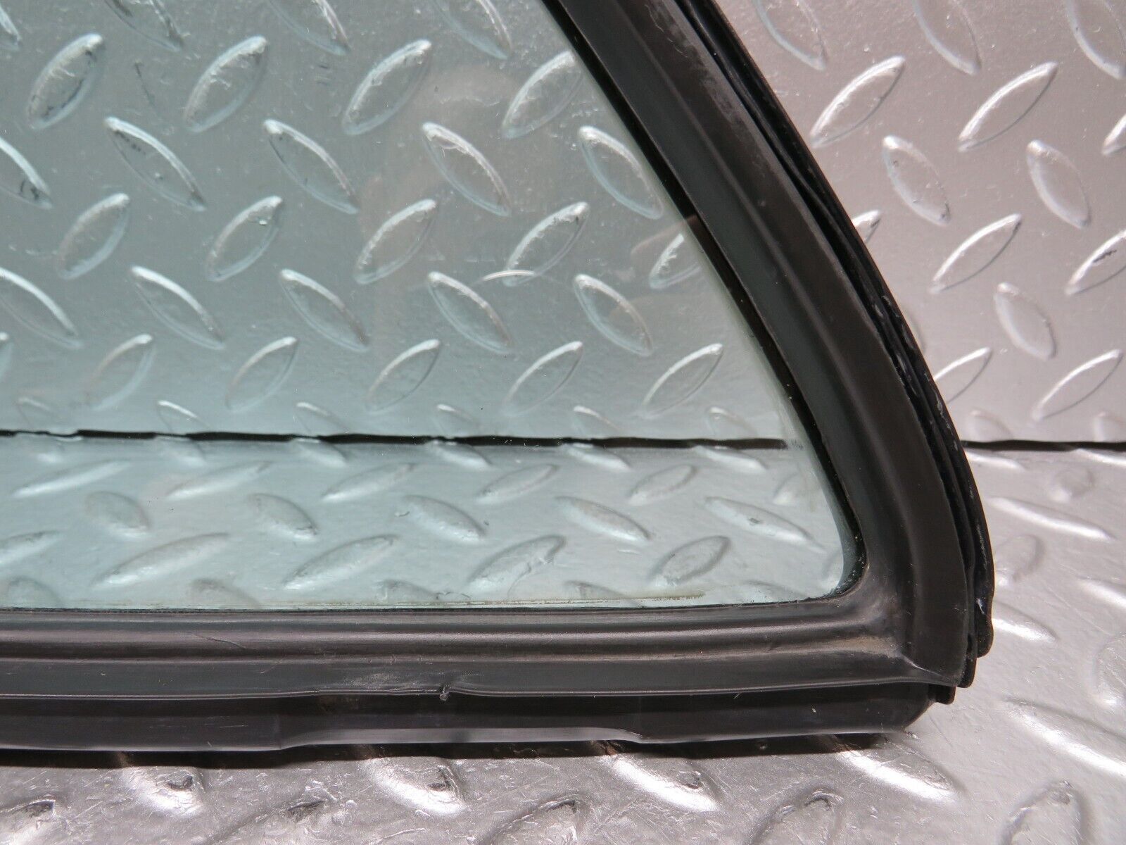 26830 Mercedes-Benz W123 240D Rear Right Quarter Glass