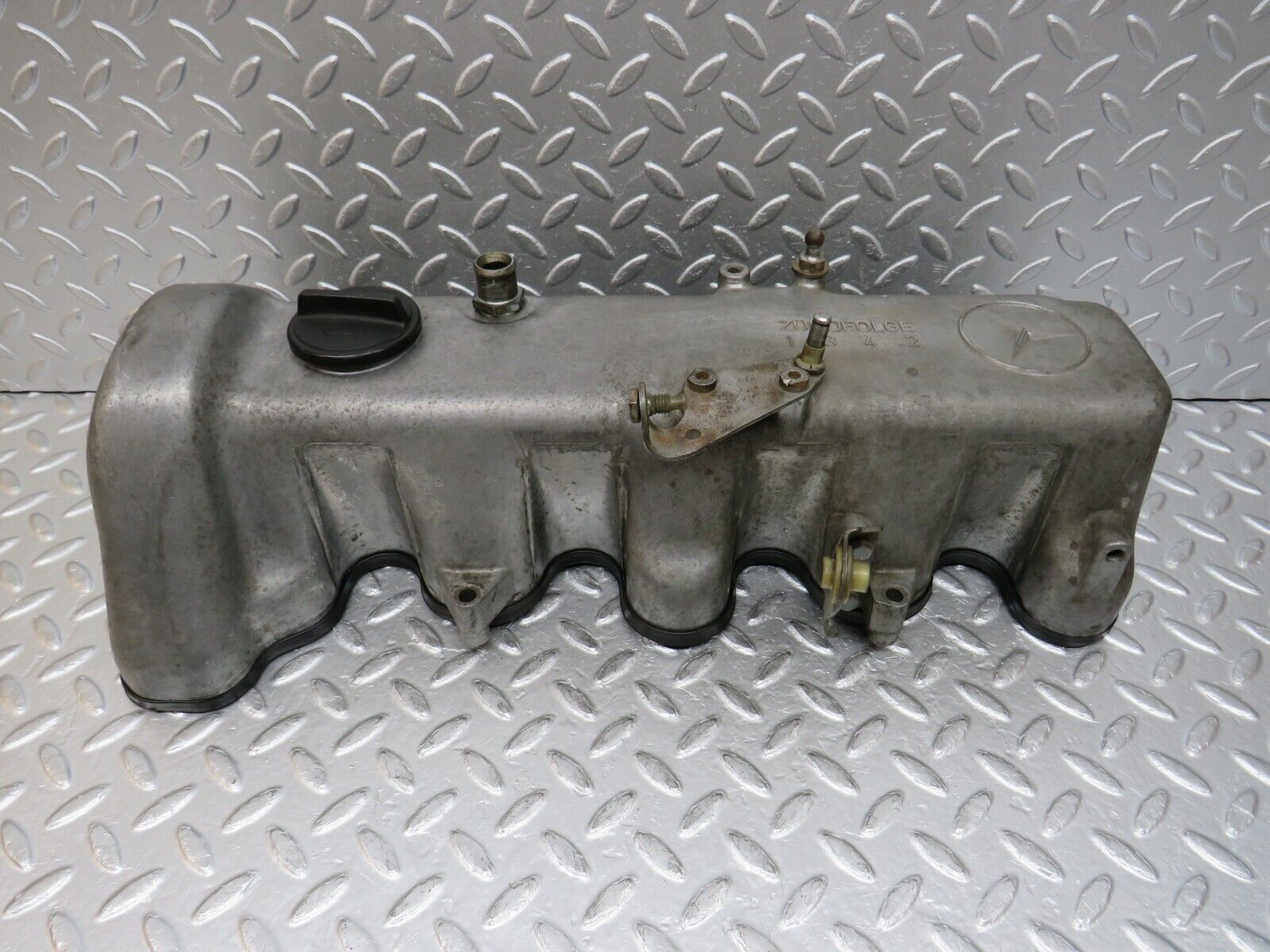 0883 Mercedes-Benz C123 240D Cylinder Head Valve Cover 6160161105