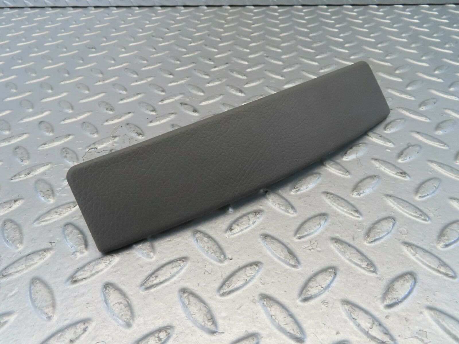 11139 Mercedes-Benz W221 S320 CD Player Lower Cover Panel 2216800578