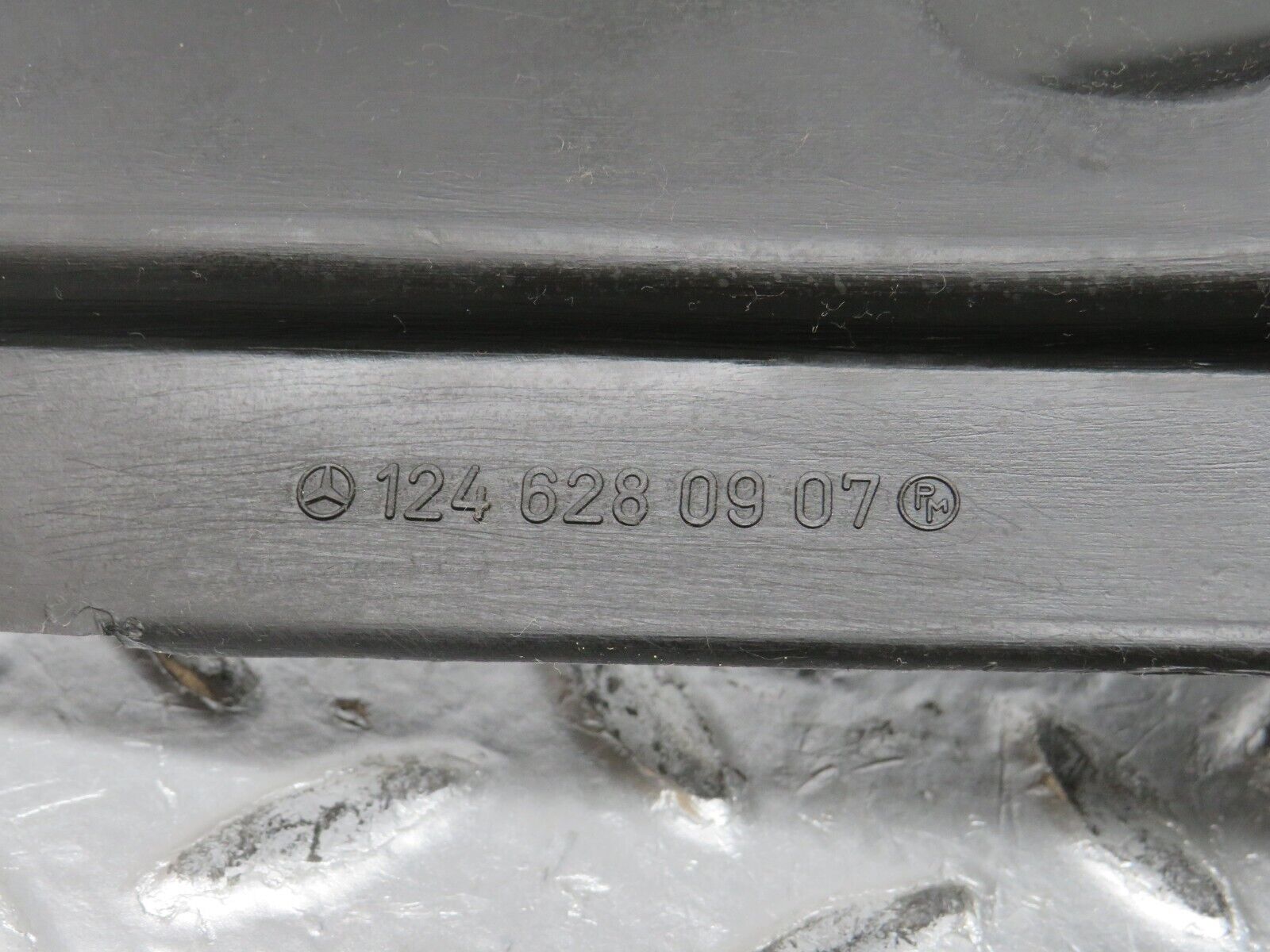 32365 Mercedes-Benz S124 300TE Covering Side Member Pair 1246280907 1246281007