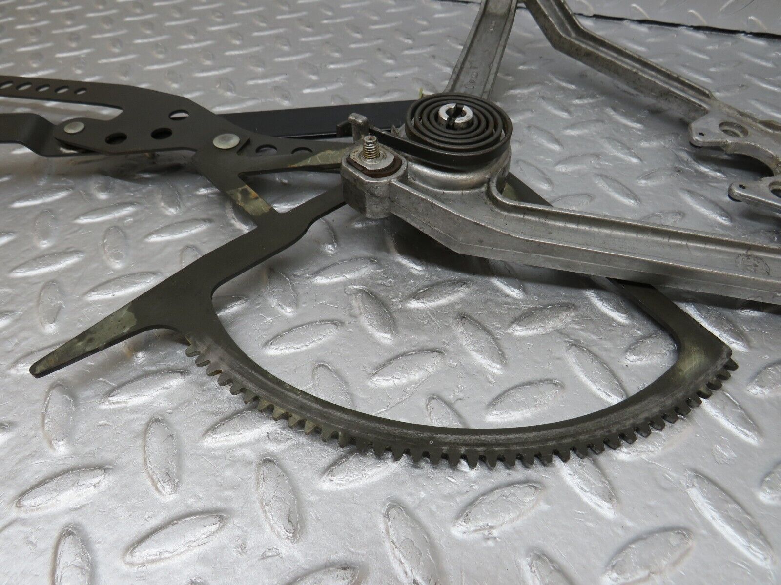 35988 Mercedes-Benz W126 420SE Front Left Power Window Regulator