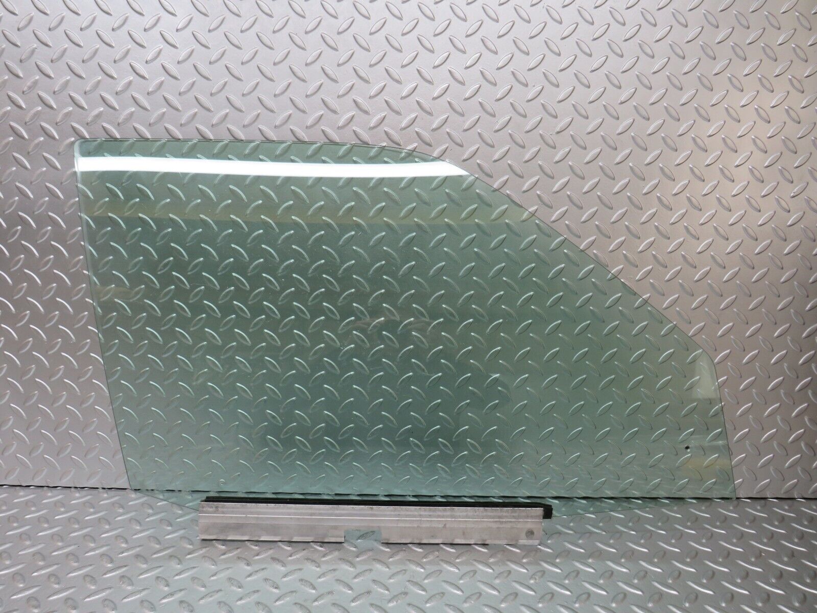 25147 Mercedes-Benz W201 190D Front Right Door Window Glass