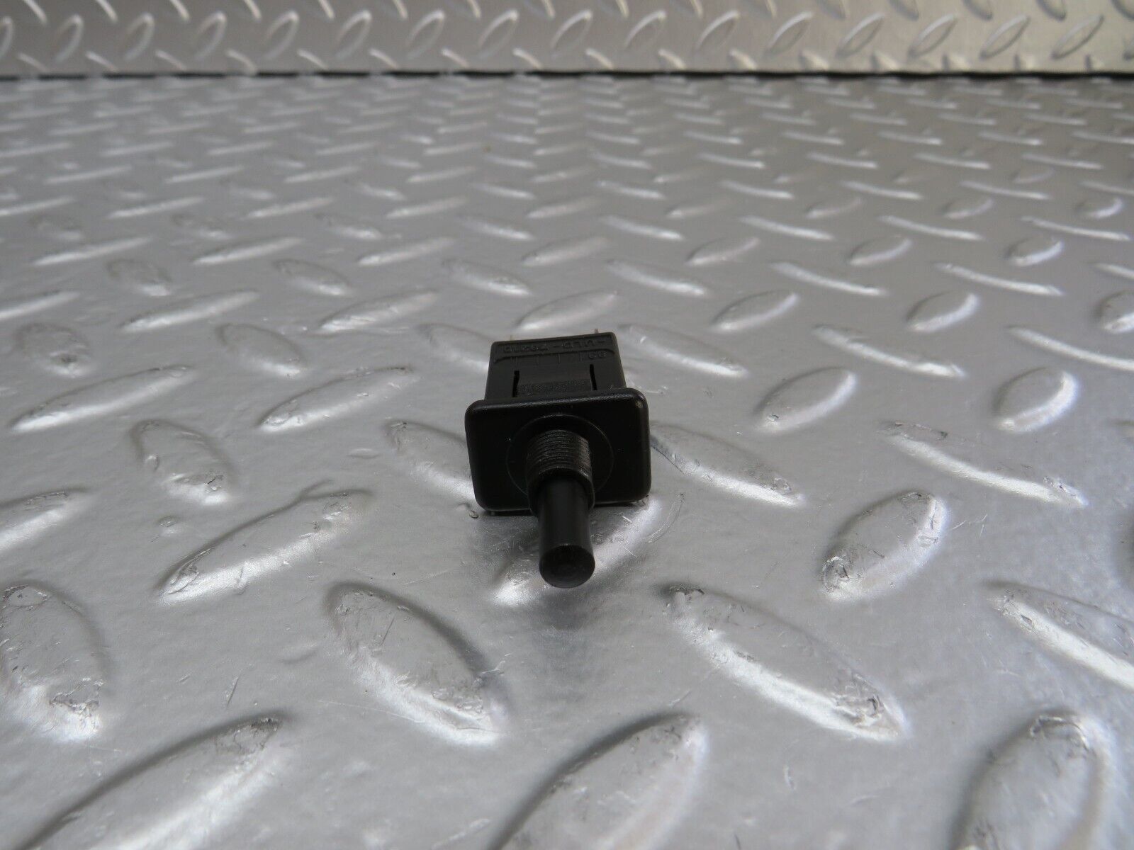 25526 Mercedes-Benz W123 200 Glove Box Light Switch 0008213252