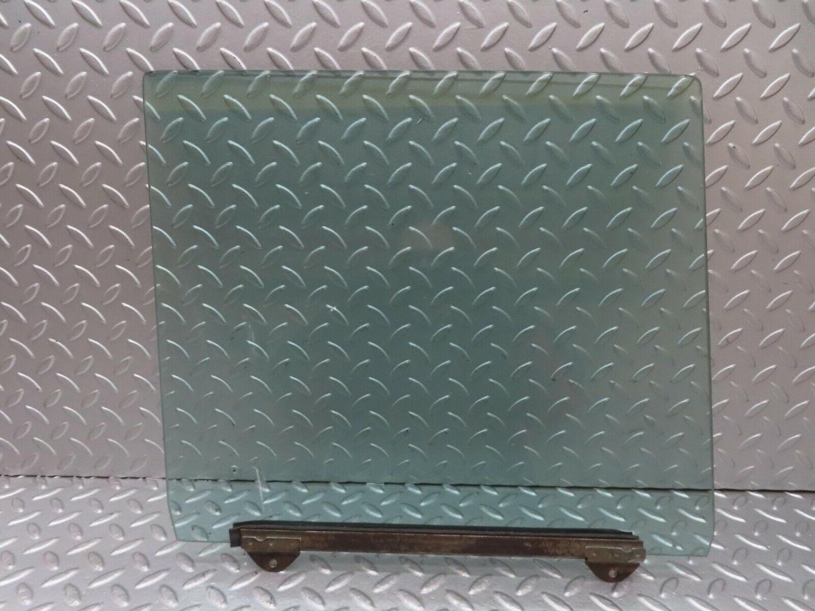 13076 Mercedes-Benz W111 220S Front Right Door Window Glass