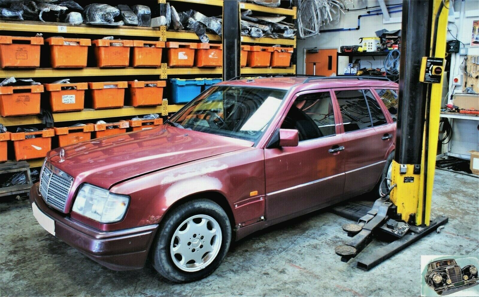 7124 Mercedes-Benz S124 E220 Wagon Glove Box Light