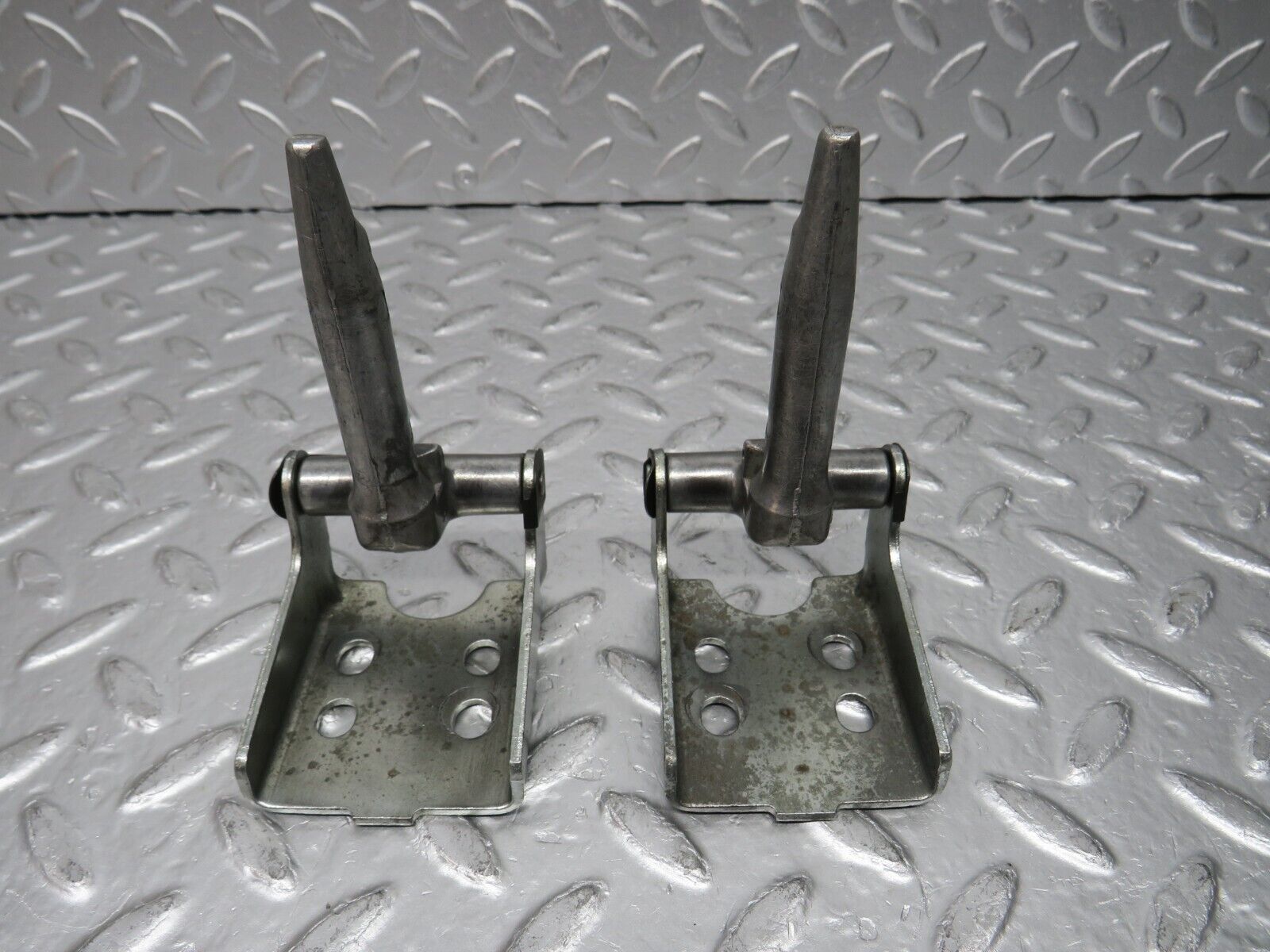 32555 Mercedes-Benz S124 300TE Wagon Rear Seat Hinge