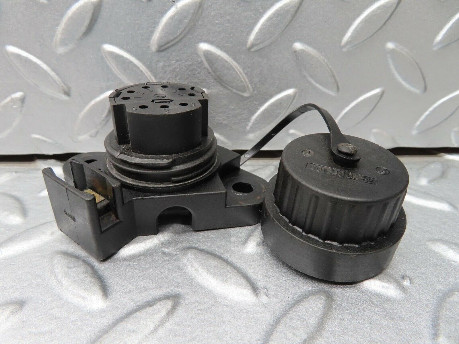 16380 Mercedes-Benz W124 260E Diagnostic Connector 2015400282