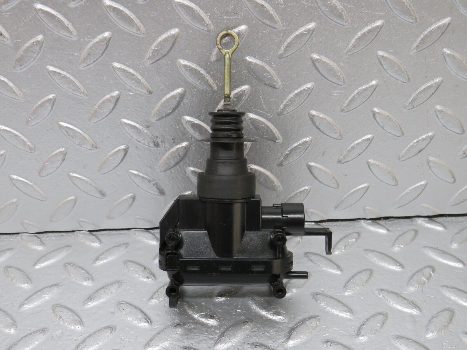 33647 Mercedes-Benz W201 190E 2.0L Door Lock Vacuum Actuator Front Left