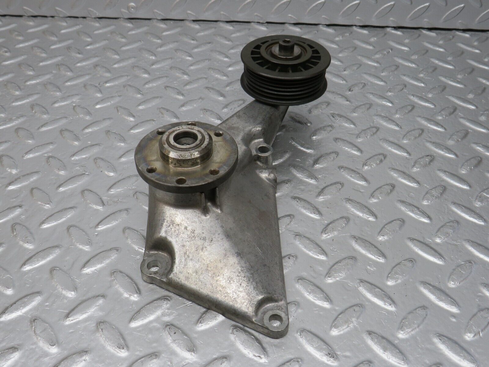 34146 Mercedes-Benz W124 260E Engine Cooling Fan Clutch Bracket 1032050805