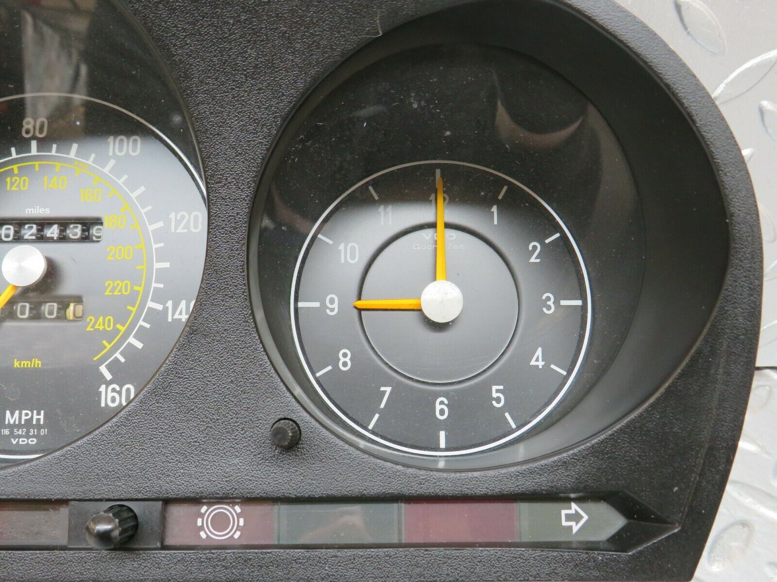 23685 Mercedes-Benz W116 350SE Instrument Cluster 87001021 1165423101