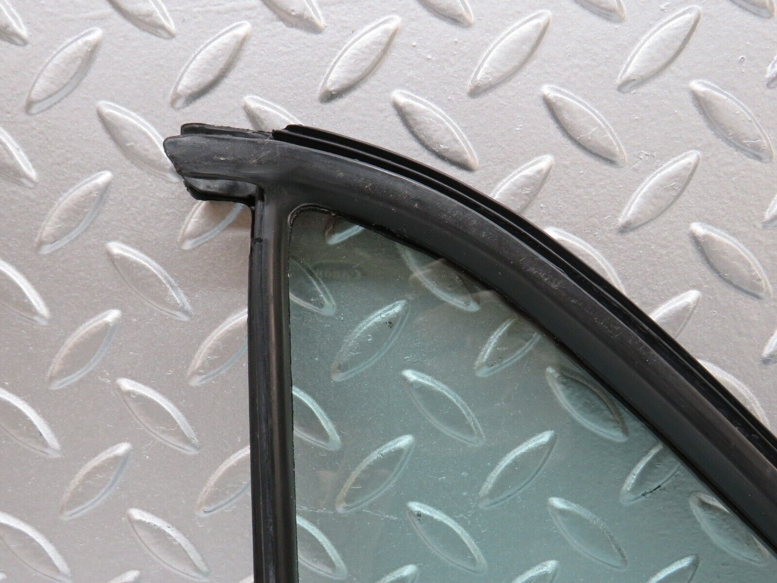 0626 Mercedes-Benz W123 230E Right Rear Door Quarter Glass 1237350224