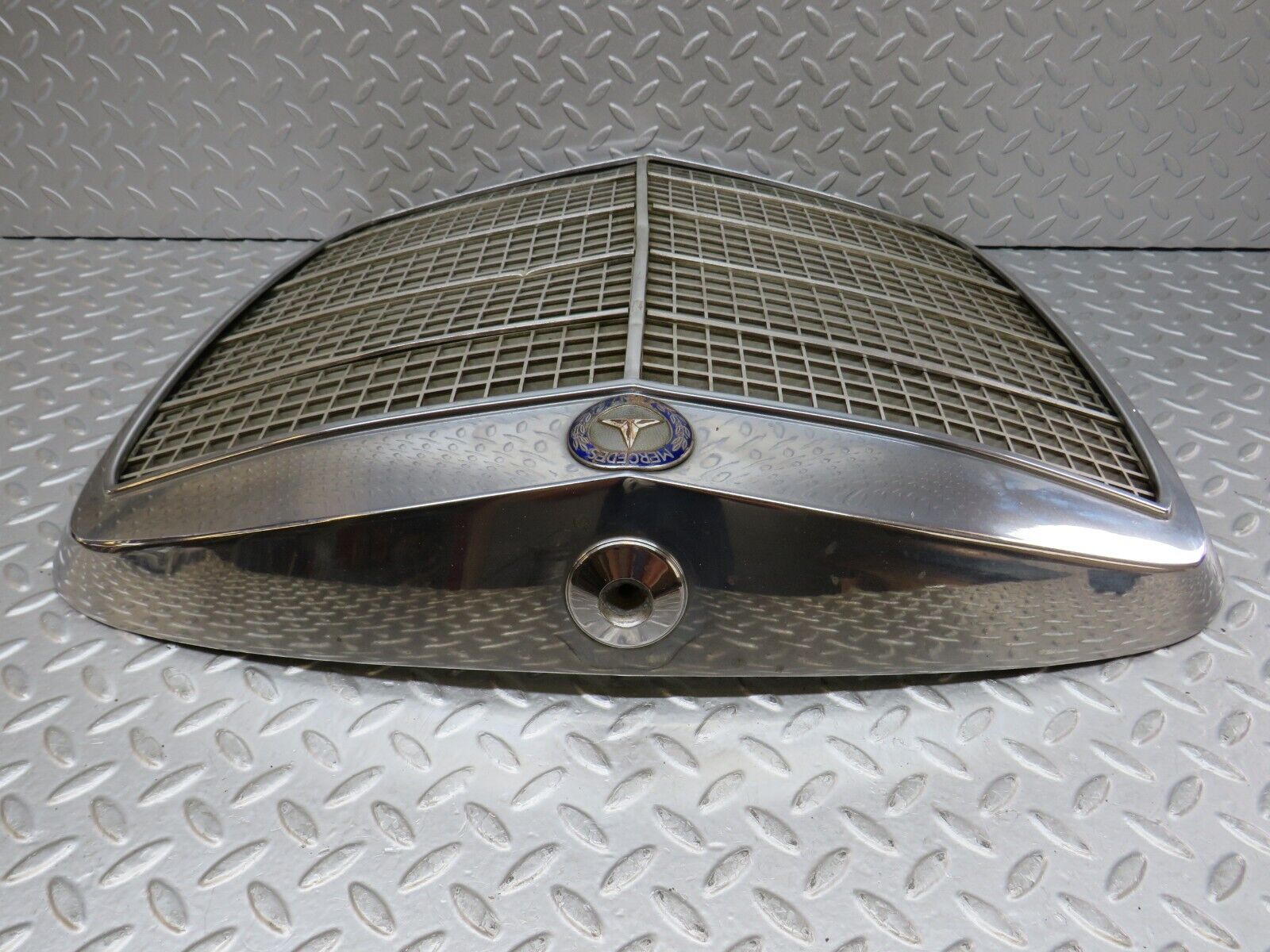 35837 Mercedes-Benz W108 Bonnet Grill Chrome