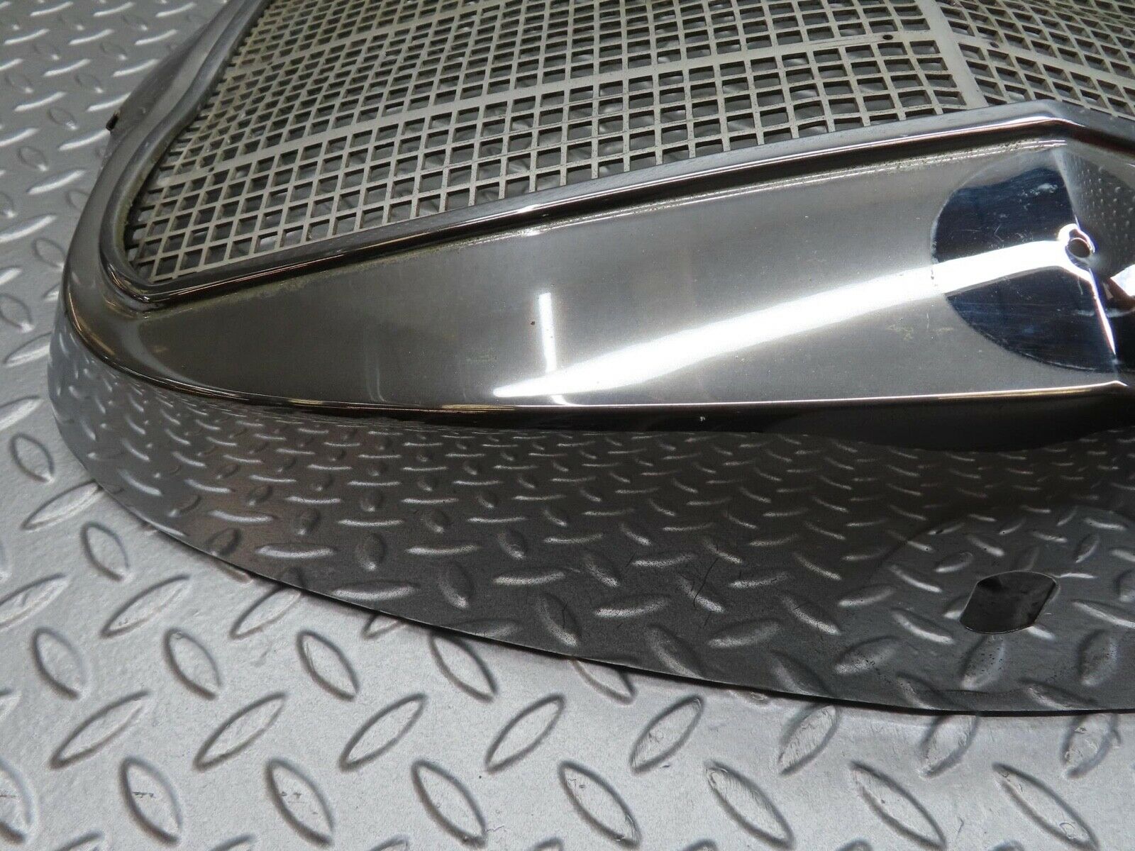 12937 Mercedes-Benz W111 220SE Bonnet Grill Chrome