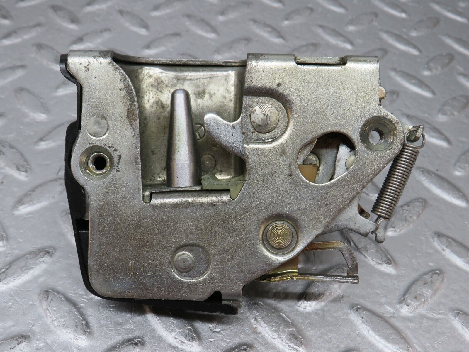 36042 Mercedes-Benz W126 420SE Front Left Door Lock Mechanism 1237230108