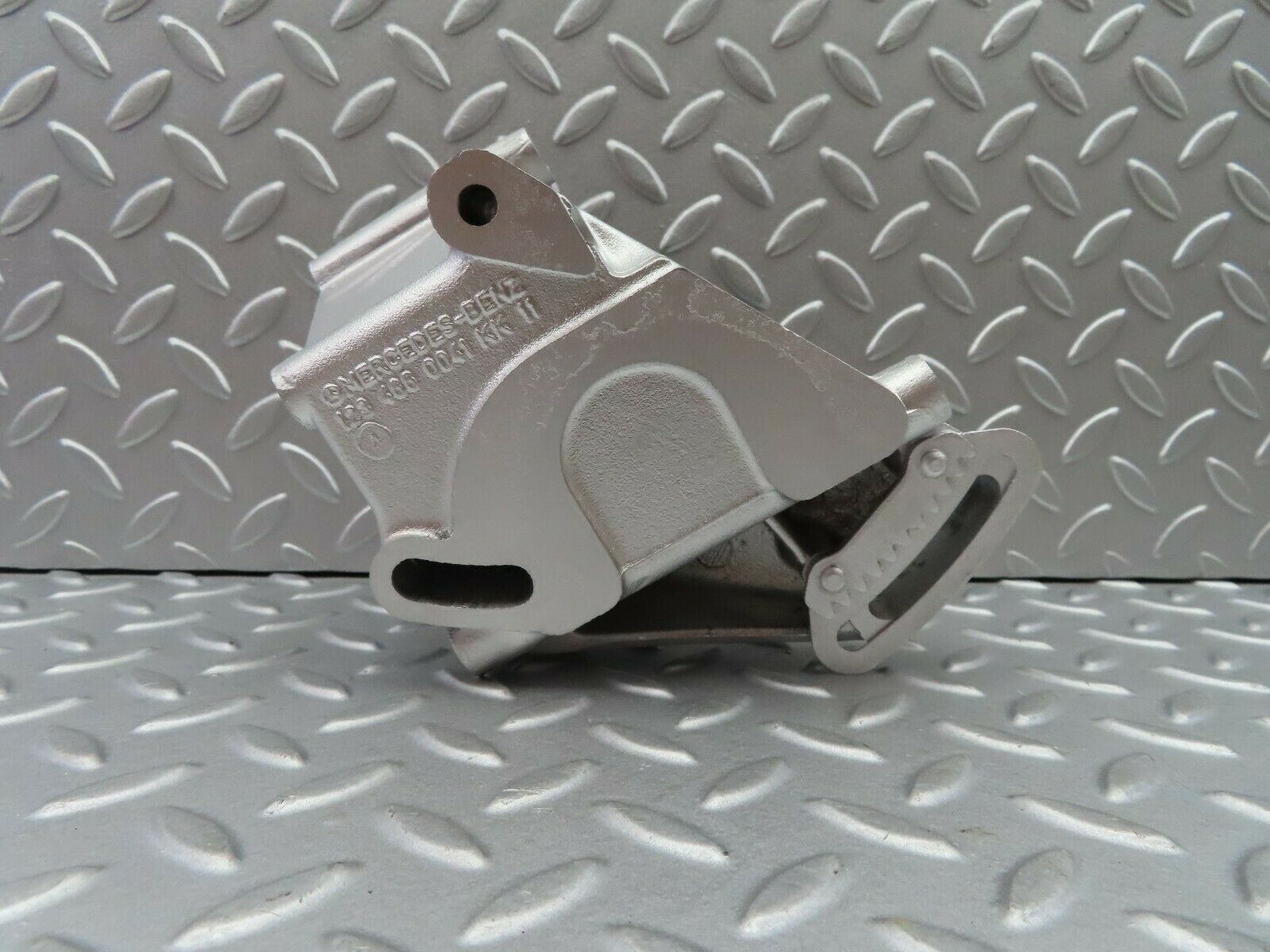 5954 Mercedes-Benz W123 200 Power Steering Pump Bracket 1234660041