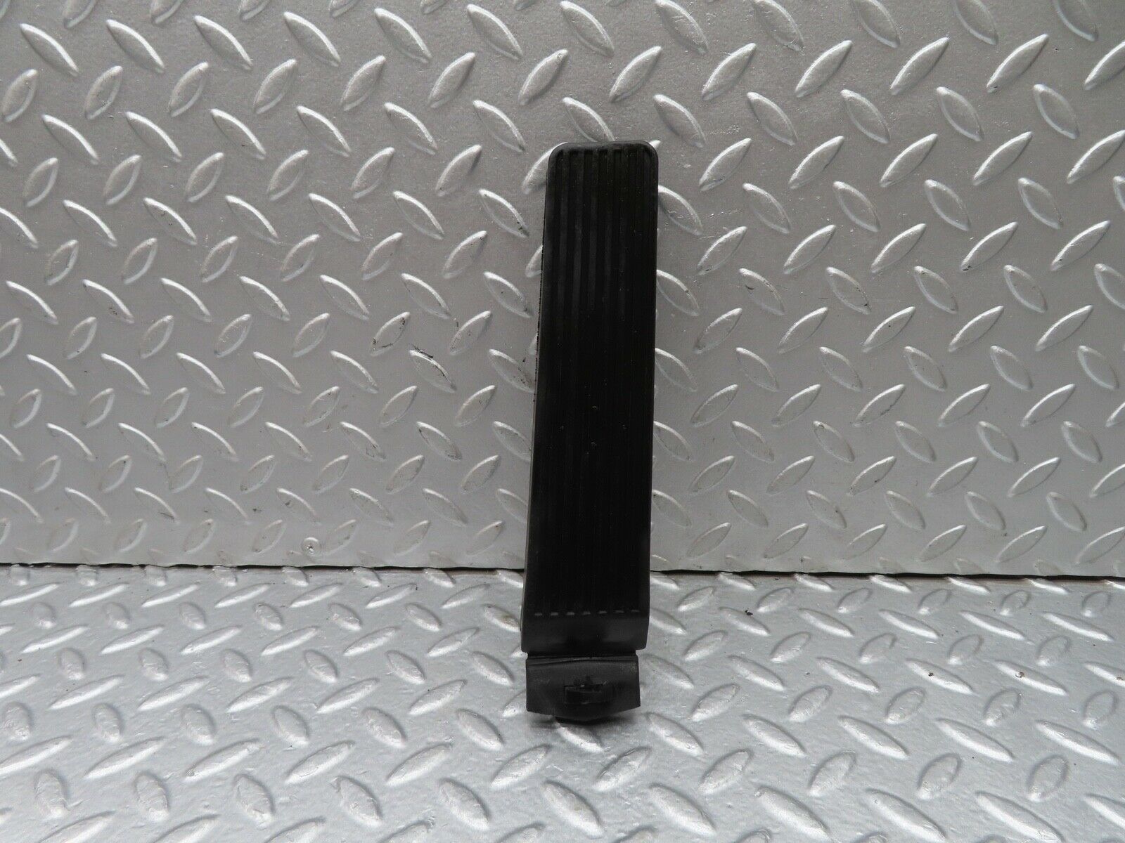 18072 Mercedes-Benz W123 200 Accelerator Pedal With Rubber 1163010182