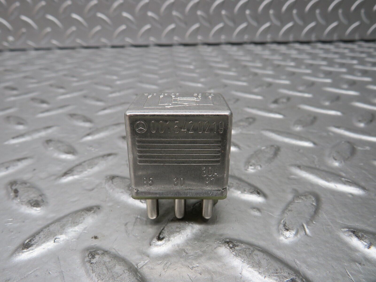 28665 Mercedes-Benz W123 230E Multi Purpose Relay 0015420219