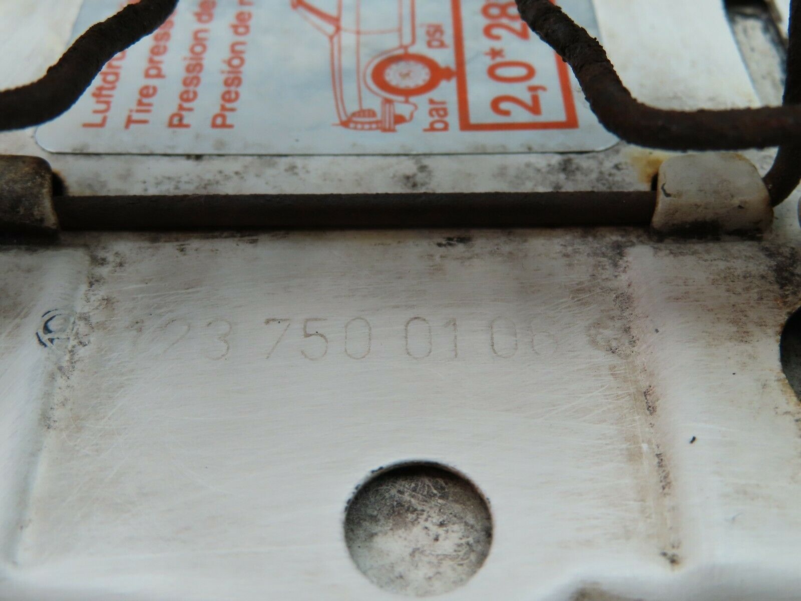 5788 Mercedes-Benz W123 200 Fuel Tank Flap Cap 1237500106